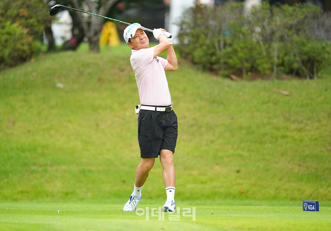 [이데일리 골프IN(경산)=조원범 기자]제53회 한국시니어아마추어골프선수권대회가 대구CC에서 열린 가운데 문지선이 1번홀에서 경기를 치르고 있다.