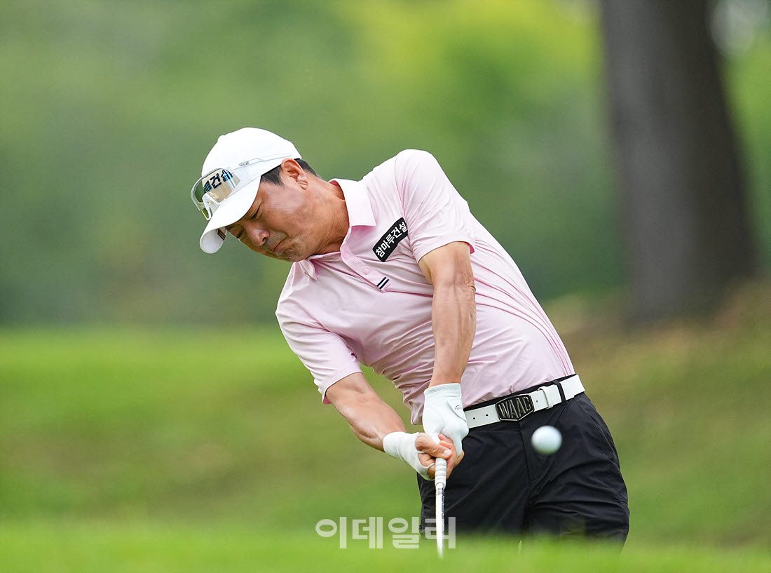 [이데일리 골프IN(경산)=조원범 기자]제53회 한국시니어아마추어골프선수권대회가 대구CC에서 열린 가운데 문지선이 1번홀에서 경기를 치르고 있다.