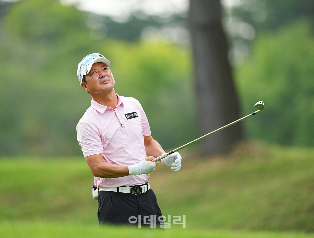 [이데일리 골프IN(경산)=조원범 기자]제53회 한국시니어아마추어골프선수권대회가 대구CC에서 열린 가운데 문지선이 1번홀에서 경기를 치르고 있다.