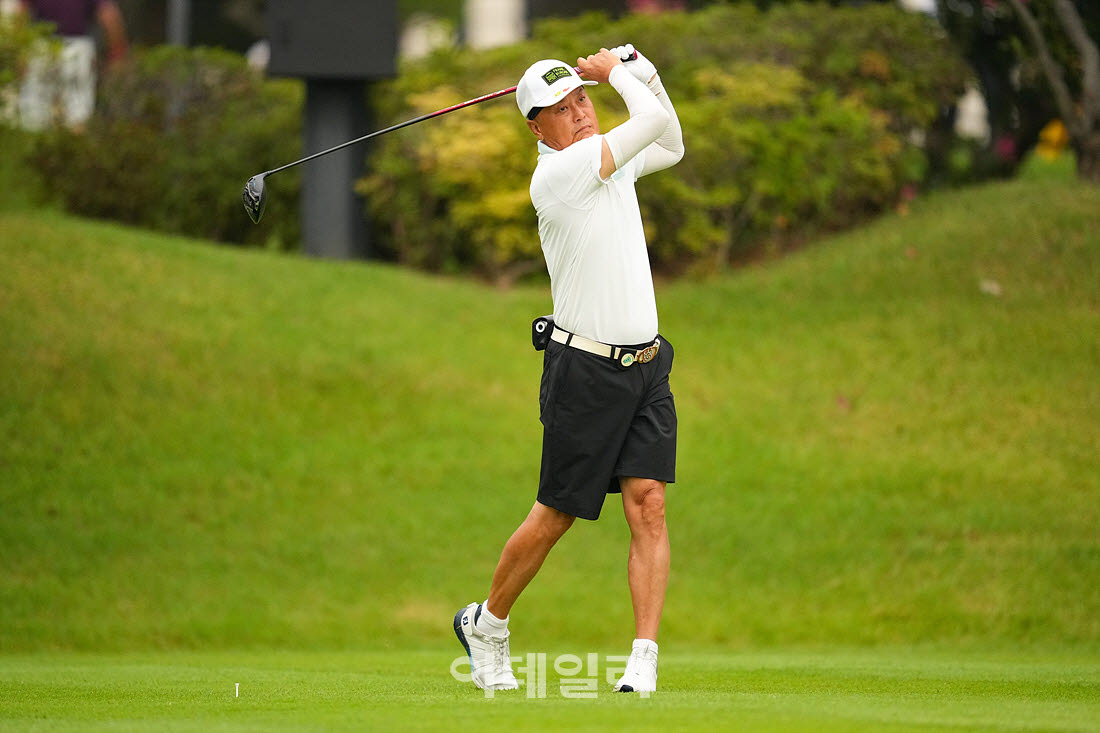 [이데일리 골프IN(경산)=조원범 기자]제53회 한국시니어아마추어골프선수권대회가 대구CC에서 열린 가운데 동정운이 1번홀에서 경기를 치르고 있다.