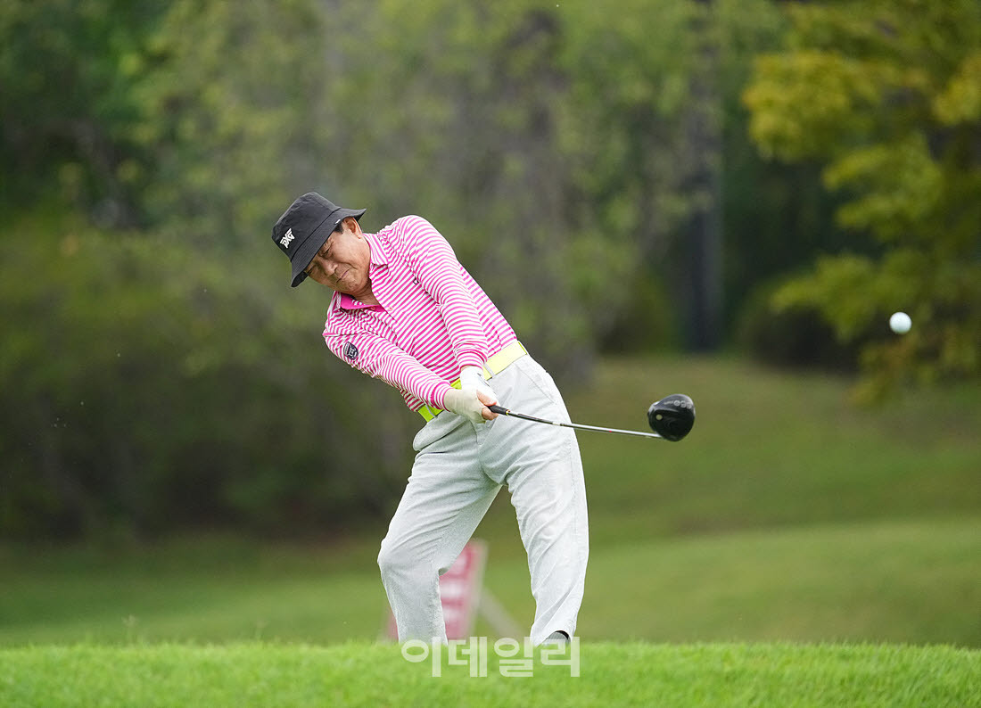 [이데일리 골프IN(경산)=조원범 기자]제53회 한국시니어아마추어골프선수권대회가 대구CC에서 열린 가운데 박복용이 1번홀에서 경기를 치르고 있다.