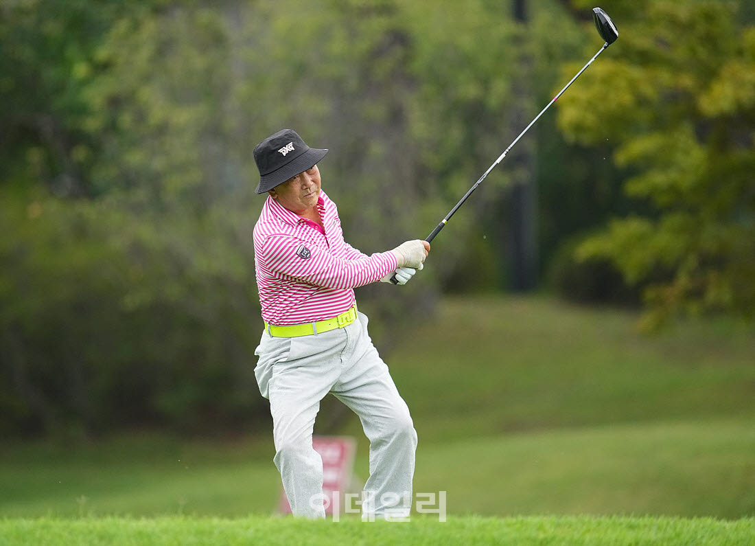 [이데일리 골프IN(경산)=조원범 기자]제53회 한국시니어아마추어골프선수권대회가 대구CC에서 열린 가운데 박복용이 1번홀에서 경기를 치르고 있다.