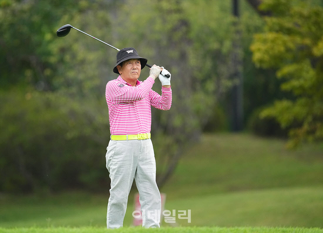 [이데일리 골프IN(경산)=조원범 기자]제53회 한국시니어아마추어골프선수권대회가 대구CC에서 열린 가운데 박복용이 1번홀에서 경기를 치르고 있다.