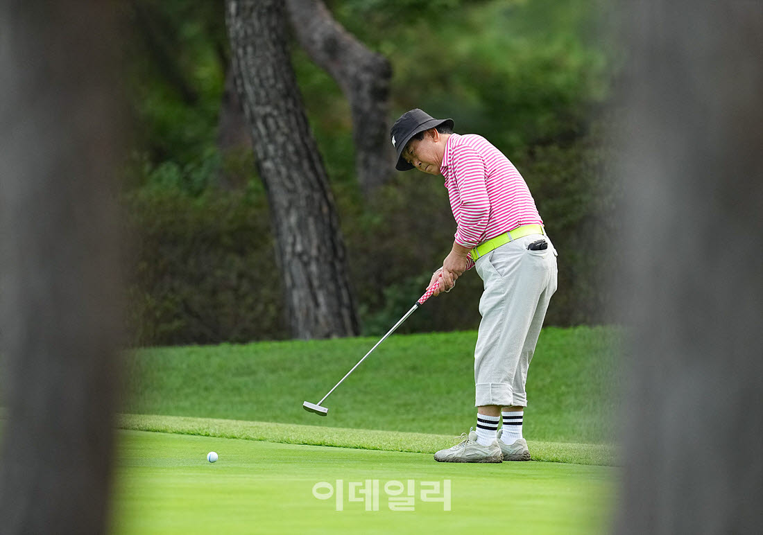 [이데일리 골프IN(경산)=조원범 기자]제53회 한국시니어아마추어골프선수권대회가 대구CC에서 열린 가운데 박복용이 4번홀에서 경기를 치르고 있다.