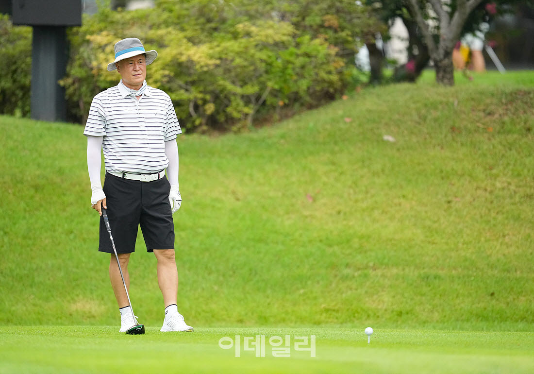 [이데일리 골프IN(경산)=조원범 기자]제53회 한국시니어아마추어골프선수권대회가 대구CC에서 열린 가운데 박상목이 1번홀에서 경기를 치르고 있다.