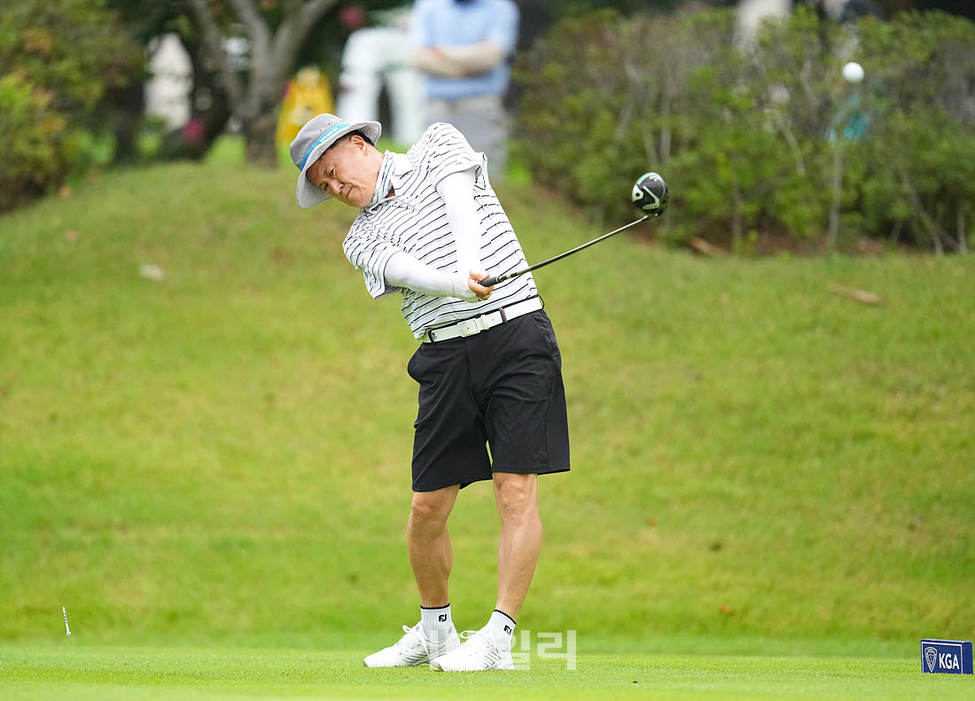 [이데일리 골프IN(경산)=조원범 기자]제53회 한국시니어아마추어골프선수권대회가 대구CC에서 열린 가운데 박상목이 1번홀에서 경기를 치르고 있다.