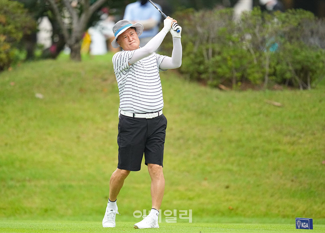 [이데일리 골프IN(경산)=조원범 기자]제53회 한국시니어아마추어골프선수권대회가 대구CC에서 열린 가운데 박상목이 1번홀에서 경기를 치르고 있다.