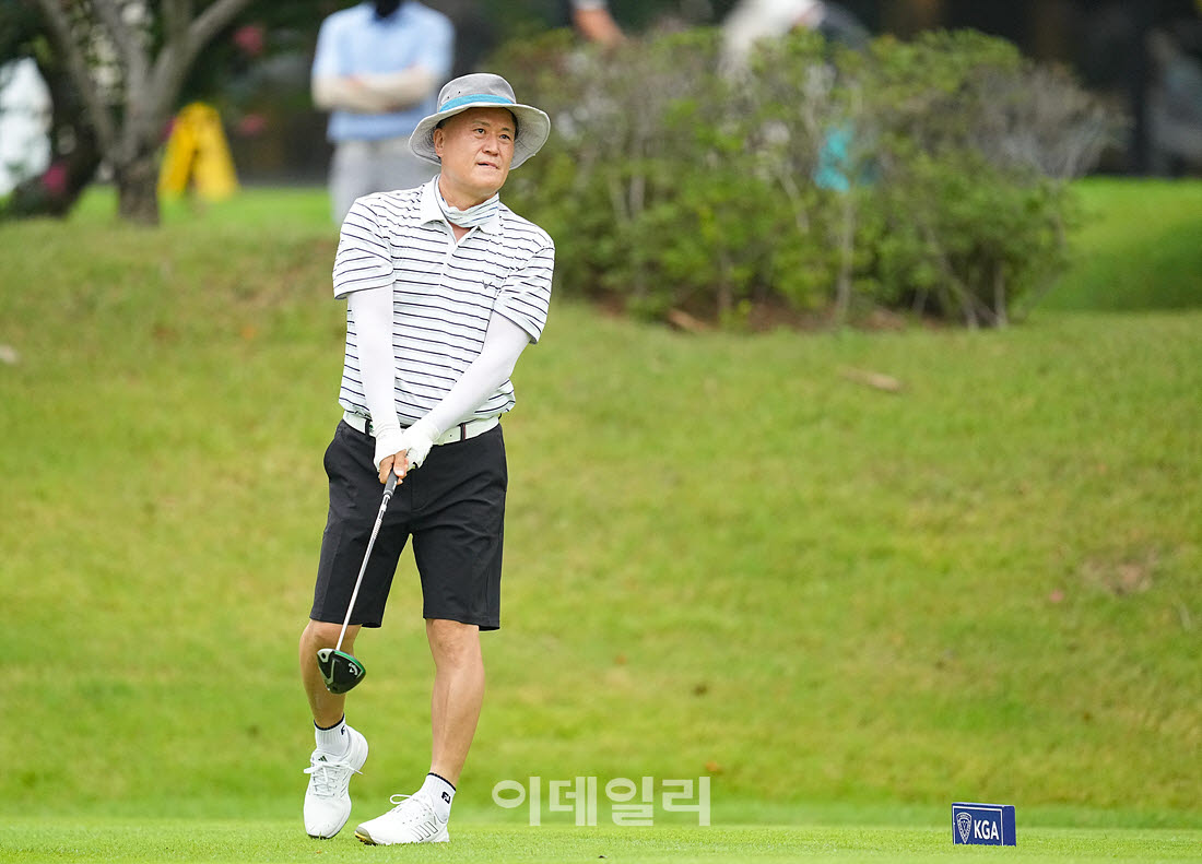 [이데일리 골프IN(경산)=조원범 기자]제53회 한국시니어아마추어골프선수권대회가 대구CC에서 열린 가운데 박상목이 1번홀에서 경기를 치르고 있다.