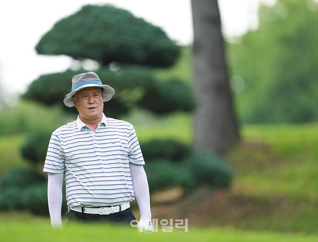 [이데일리 골프IN(경산)=조원범 기자]제53회 한국시니어아마추어골프선수권대회가 대구CC에서 열린 가운데 박상목이 5번홀에서 경기를 치르고 있다.