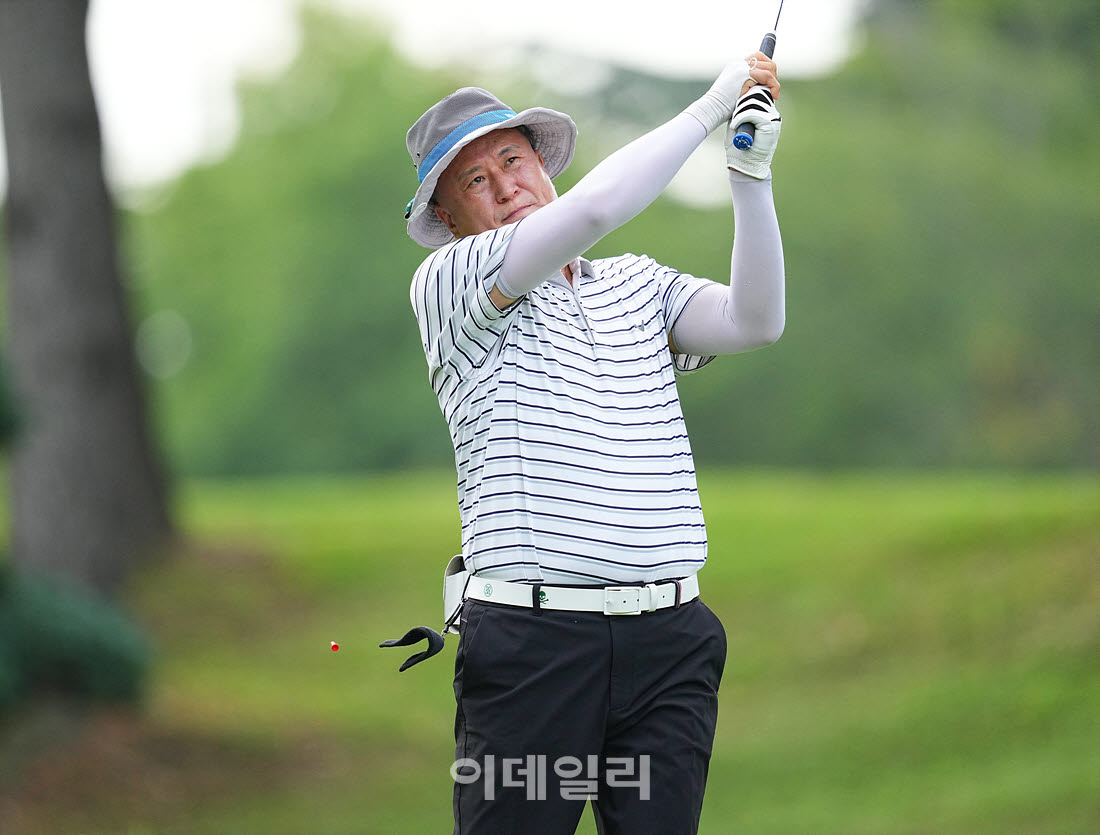 [이데일리 골프IN(경산)=조원범 기자]제53회 한국시니어아마추어골프선수권대회가 대구CC에서 열린 가운데 박상목이 5번홀에서 경기를 치르고 있다.