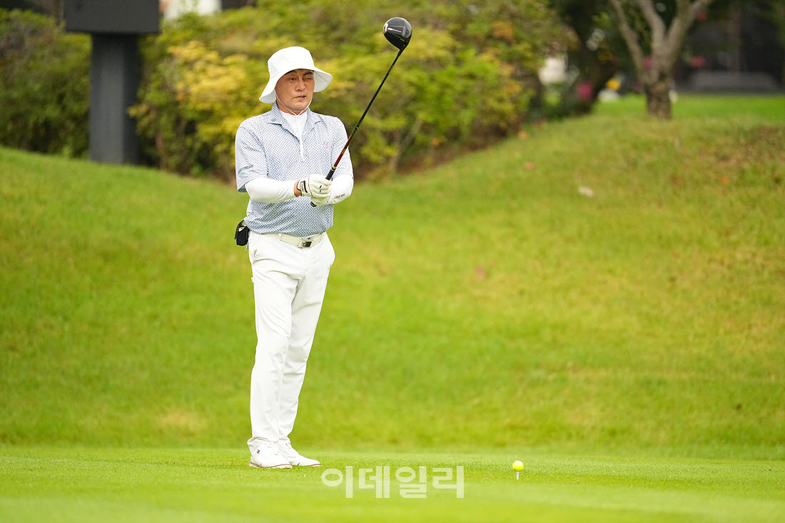 [이데일리 골프IN(경산)=조원범 기자]제53회 한국시니어아마추어골프선수권대회가 대구CC에서 열린 가운데 박용일이 1번홀에서 경기를 치르고 있다.