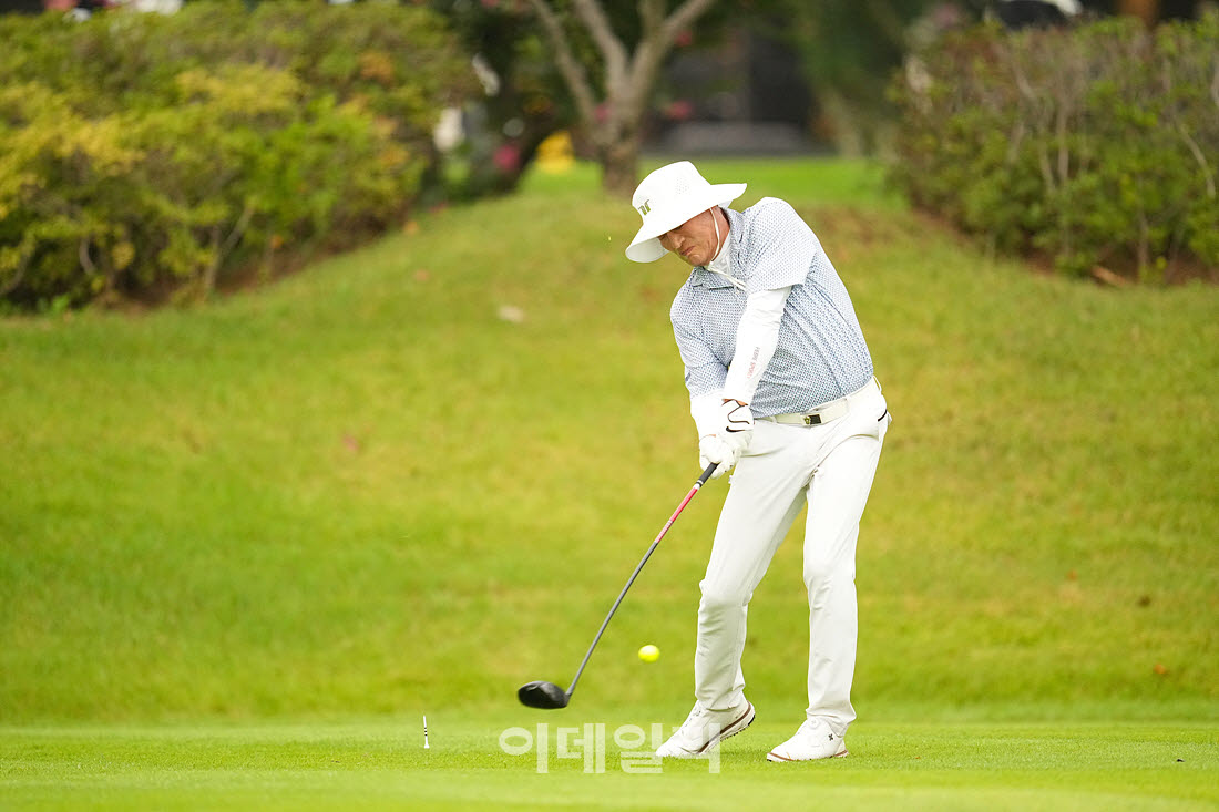[이데일리 골프IN(경산)=조원범 기자]제53회 한국시니어아마추어골프선수권대회가 대구CC에서 열린 가운데 박용일이 1번홀에서 경기를 치르고 있다.