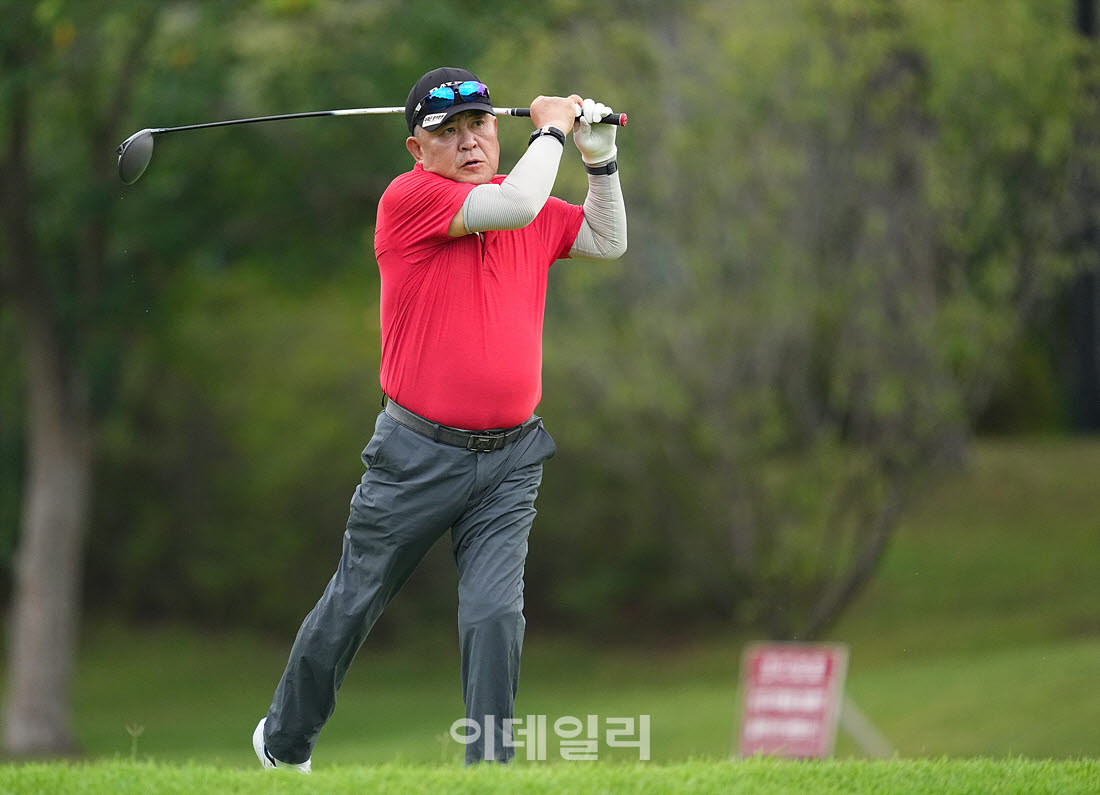 [이데일리 골프IN(경산)=조원범 기자]제53회 한국시니어아마추어골프선수권대회가 대구CC에서 열린 가운데 박우식이 1번홀에서 경기를 치르고 있다.
