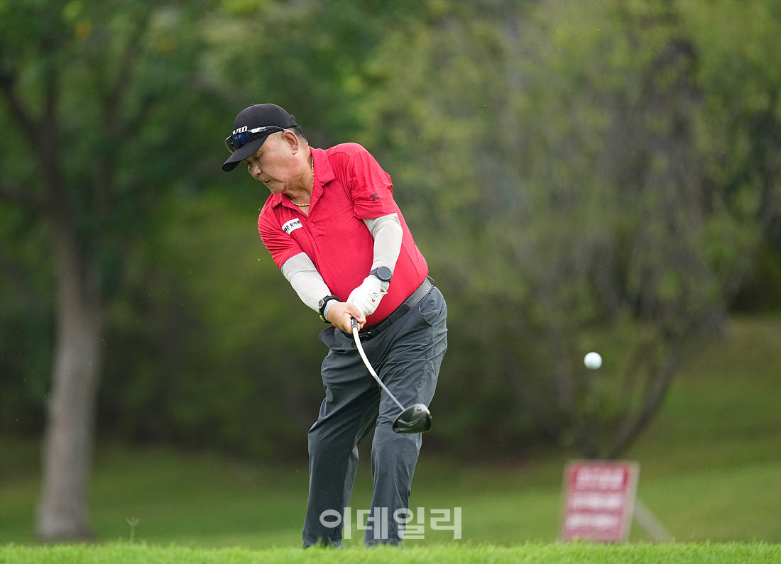 [이데일리 골프IN(경산)=조원범 기자]제53회 한국시니어아마추어골프선수권대회가 대구CC에서 열린 가운데 박우식이 1번홀에서 경기를 치르고 있다.