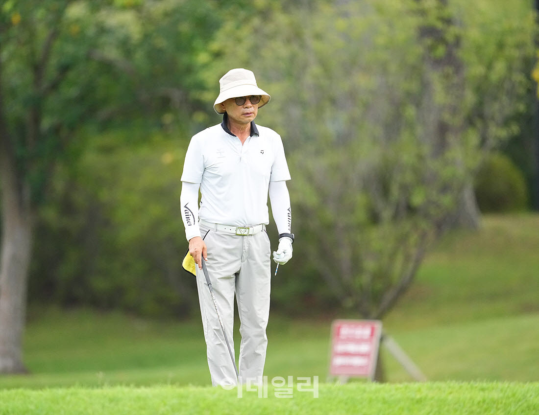 [이데일리 골프IN(경산)=조원범 기자]제53회 한국시니어아마추어골프선수권대회가 대구CC에서 열린 가운데 박준희가 1번홀에서 경기를 치르고 있다.