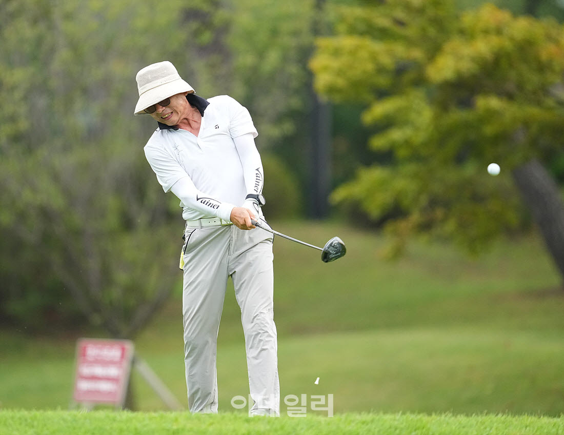 [이데일리 골프IN(경산)=조원범 기자]제53회 한국시니어아마추어골프선수권대회가 대구CC에서 열린 가운데 박준희가 1번홀에서 경기를 치르고 있다.