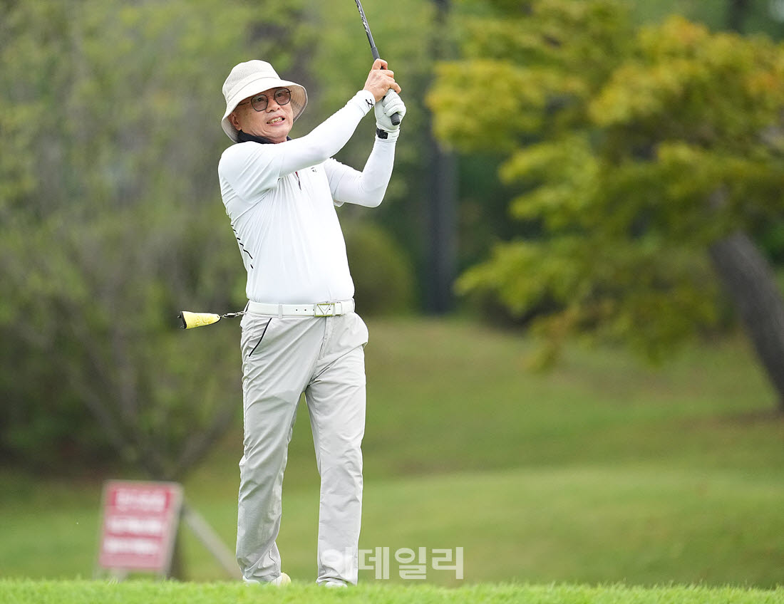 [이데일리 골프IN(경산)=조원범 기자]제53회 한국시니어아마추어골프선수권대회가 대구CC에서 열린 가운데 박준희가 1번홀에서 경기를 치르고 있다.