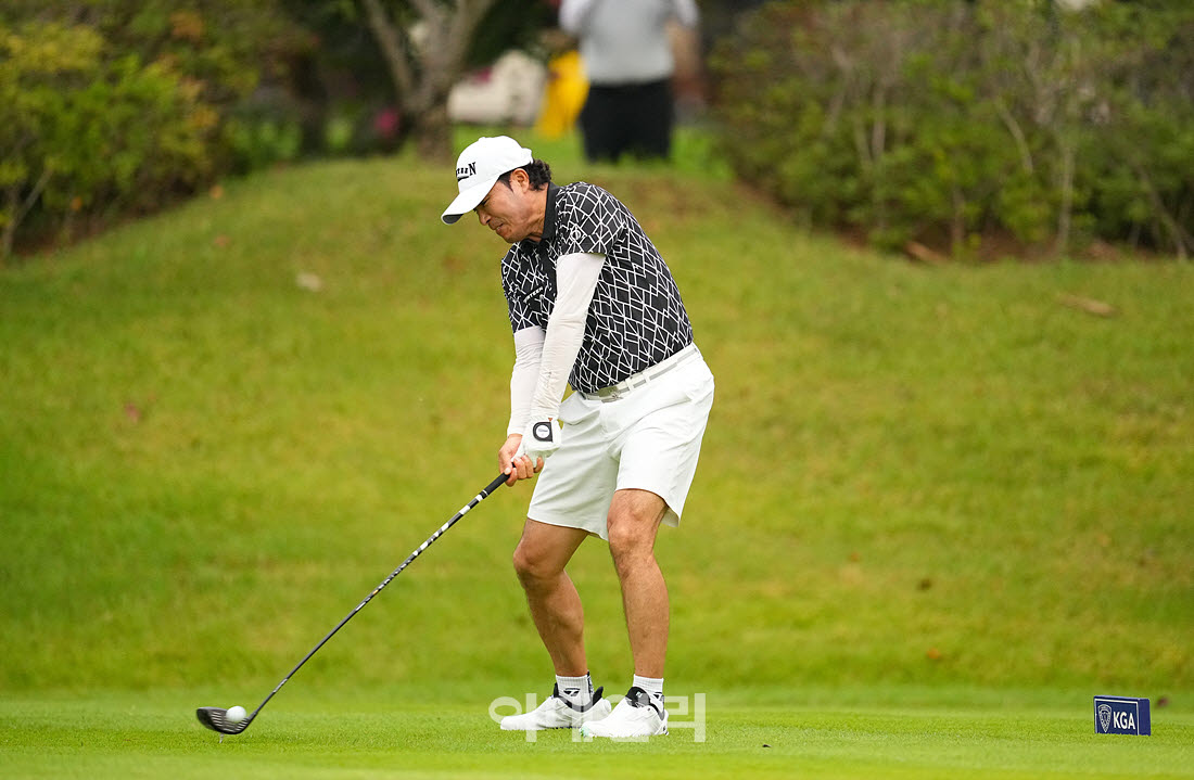 [이데일리 골프IN(경산)=조원범 기자]제53회 한국시니어아마추어골프선수권대회가 대구CC에서 열린 가운데 박진환이 1번홀에서 경기를 치르고 있다.