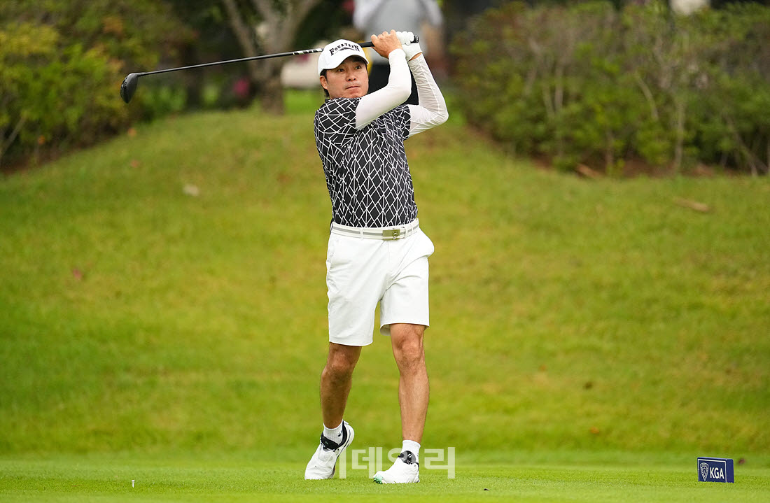 [이데일리 골프IN(경산)=조원범 기자]제53회 한국시니어아마추어골프선수권대회가 대구CC에서 열린 가운데 박진환이 1번홀에서 경기를 치르고 있다.