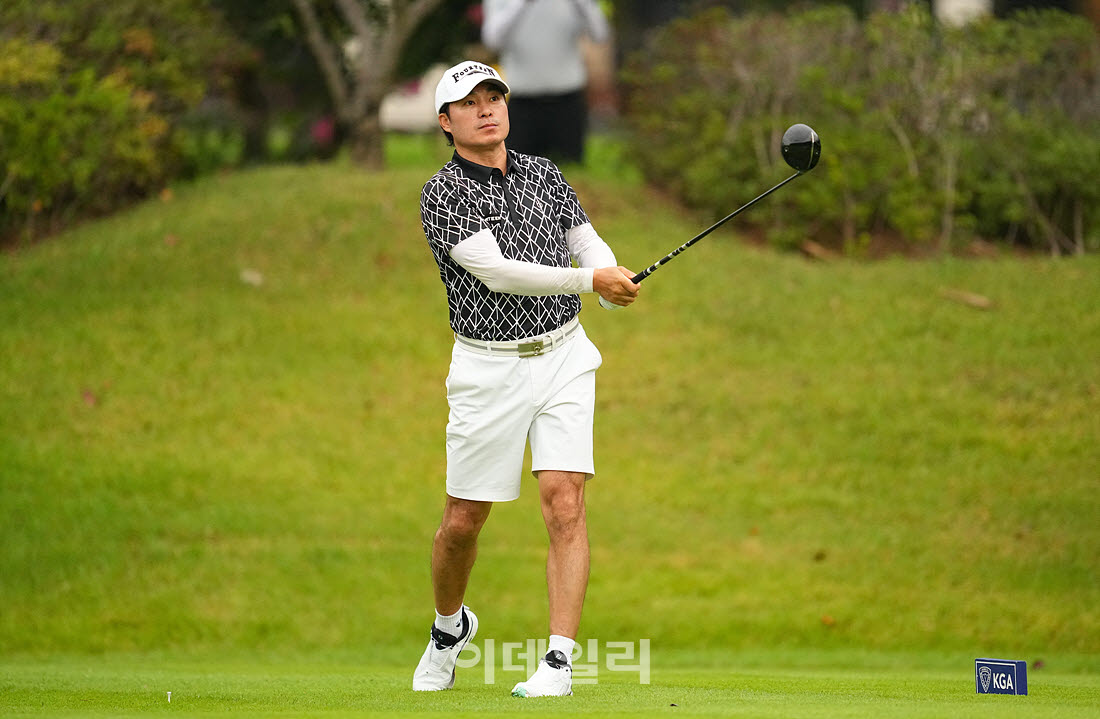 [이데일리 골프IN(경산)=조원범 기자]제53회 한국시니어아마추어골프선수권대회가 대구CC에서 열린 가운데 박진환이 1번홀에서 경기를 치르고 있다.