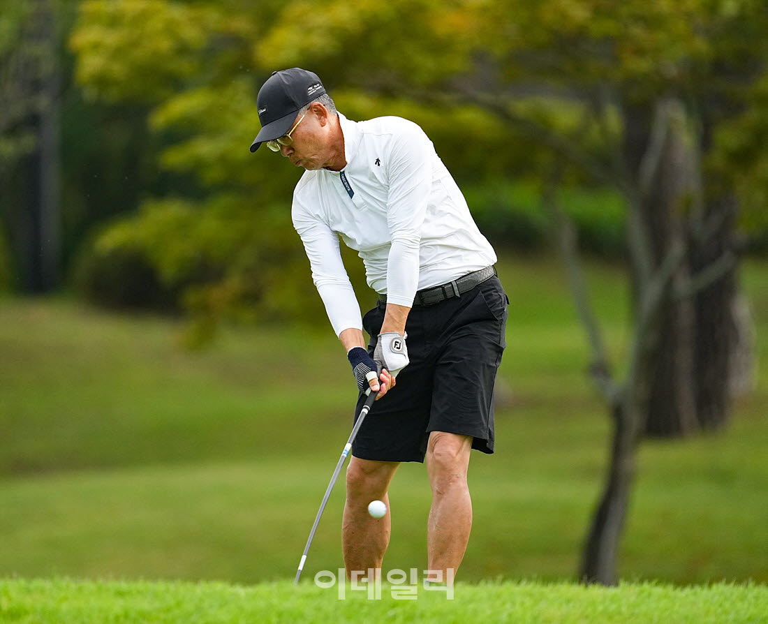 [이데일리 골프IN(경산)=조원범 기자]20일 제53회 한국시니어아마추어골프선수권대회가 대구CC에서 열린 가운데 안상운이 1번홀에서 경기를 치르고 있다.