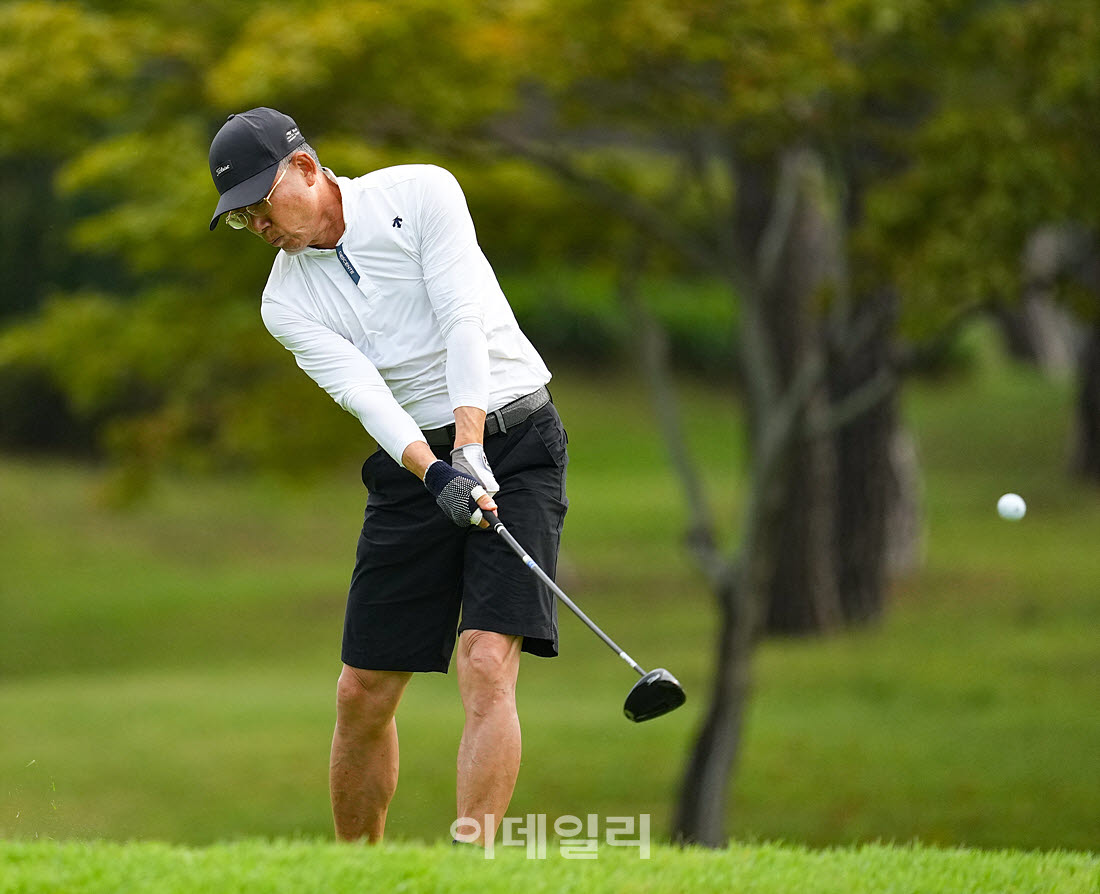[이데일리 골프IN(경산)=조원범 기자]20일 제53회 한국시니어아마추어골프선수권대회가 대구CC에서 열린 가운데 안상운이 1번홀에서 경기를 치르고 있다.