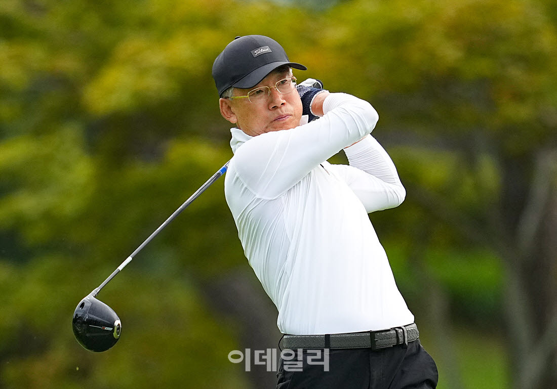 [이데일리 골프IN(경산)=조원범 기자]20일 제53회 한국시니어아마추어골프선수권대회가 대구CC에서 열린 가운데 안상운이 1번홀에서 경기를 치르고 있다.