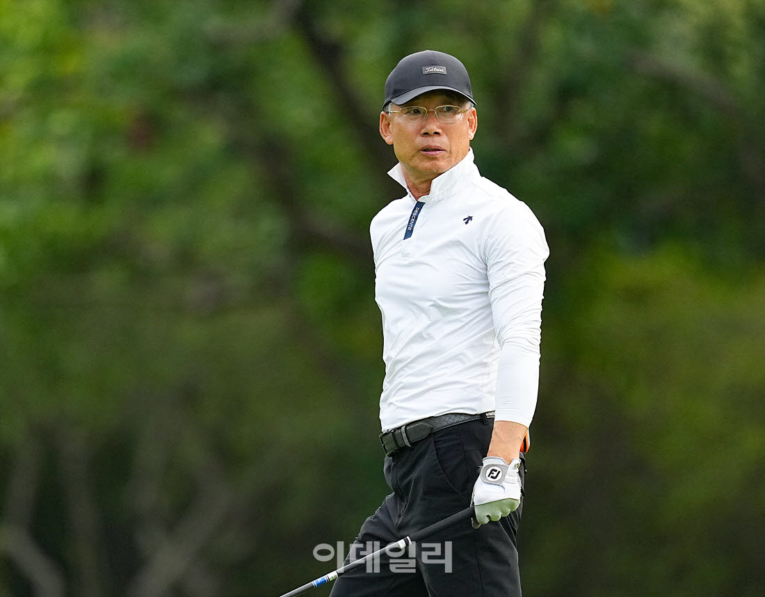 [이데일리 골프IN(경산)=조원범 기자]20일 제53회 한국시니어아마추어골프선수권대회가 대구CC에서 열린 가운데 안상운이 1번홀에서 경기를 치르고 있다.