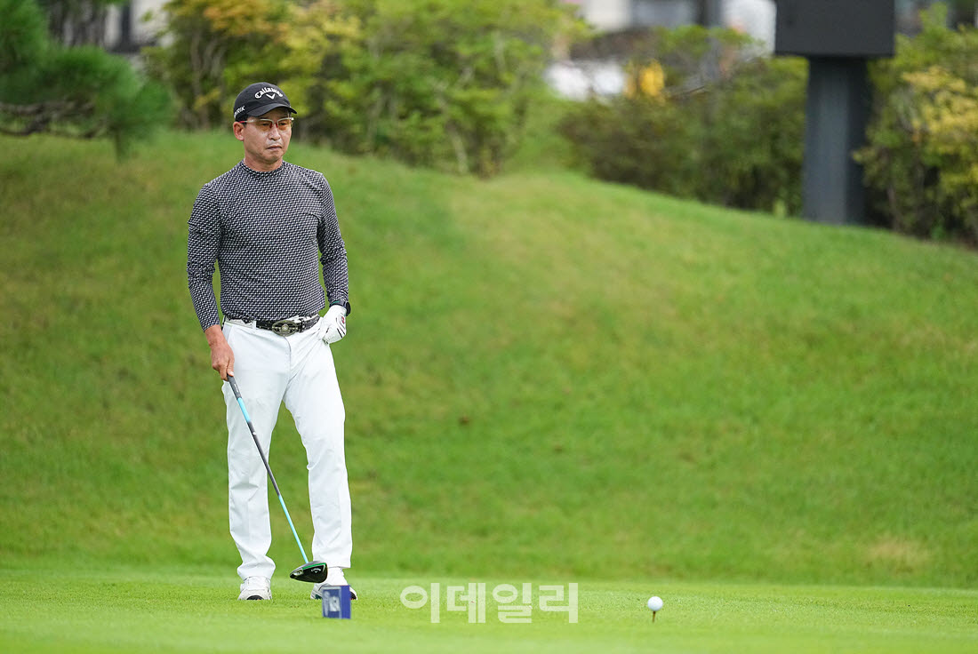 [이데일리 골프IN(경산)=조원범 기자]20일 제53회 한국시니어아마추어골프선수권대회가 대구CC에서 열린 가운데 원성빈이 1번홀에서 경기를 치르고 있다.