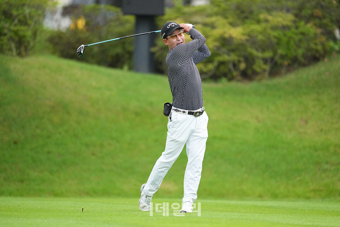 [이데일리 골프IN(경산)=조원범 기자]20일 제53회 한국시니어아마추어골프선수권대회가 대구CC에서 열린 가운데 원성빈이 1번홀에서 경기를 치르고 있다.