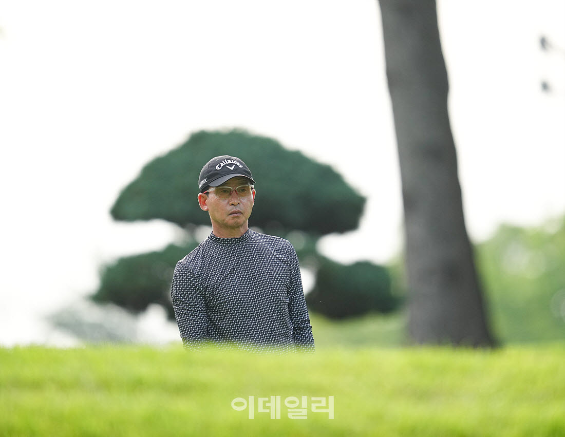 [이데일리 골프IN(경산)=조원범 기자]20일 제53회 한국시니어아마추어골프선수권대회가 대구CC에서 열린 가운데 원성빈이 5번홀에서 경기를 치르고 있다.