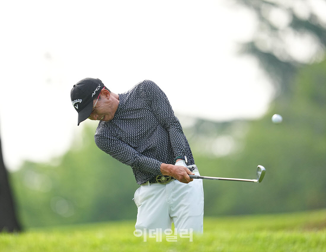 [이데일리 골프IN(경산)=조원범 기자]20일 제53회 한국시니어아마추어골프선수권대회가 대구CC에서 열린 가운데 원성빈이 5번홀에서 경기를 치르고 있다.