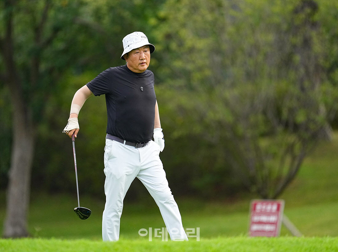 [이데일리 골프IN(경산)=조원범 기자]20일 제53회 한국시니어아마추어골프선수권대회가 대구CC에서 열린 가운데 이상원이 1번홀에서 경기를 치르고 있다.