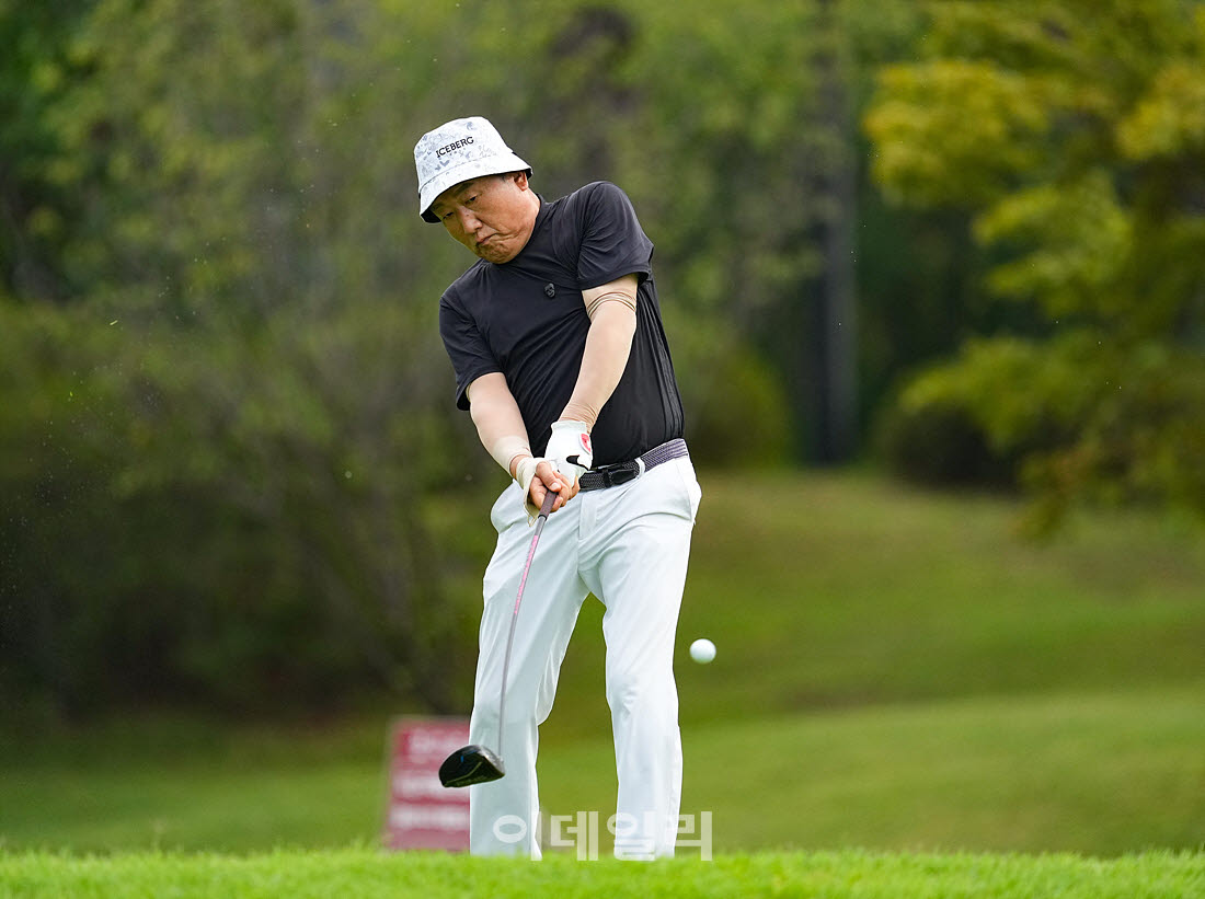 [이데일리 골프IN(경산)=조원범 기자]20일 제53회 한국시니어아마추어골프선수권대회가 대구CC에서 열린 가운데 이상원이 1번홀에서 경기를 치르고 있다.