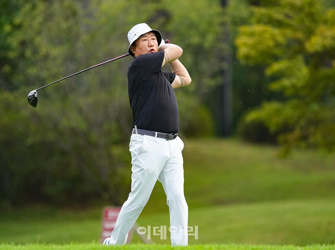 [이데일리 골프IN(경산)=조원범 기자]20일 제53회 한국시니어아마추어골프선수권대회가 대구CC에서 열린 가운데 이상원이 1번홀에서 경기를 치르고 있다.