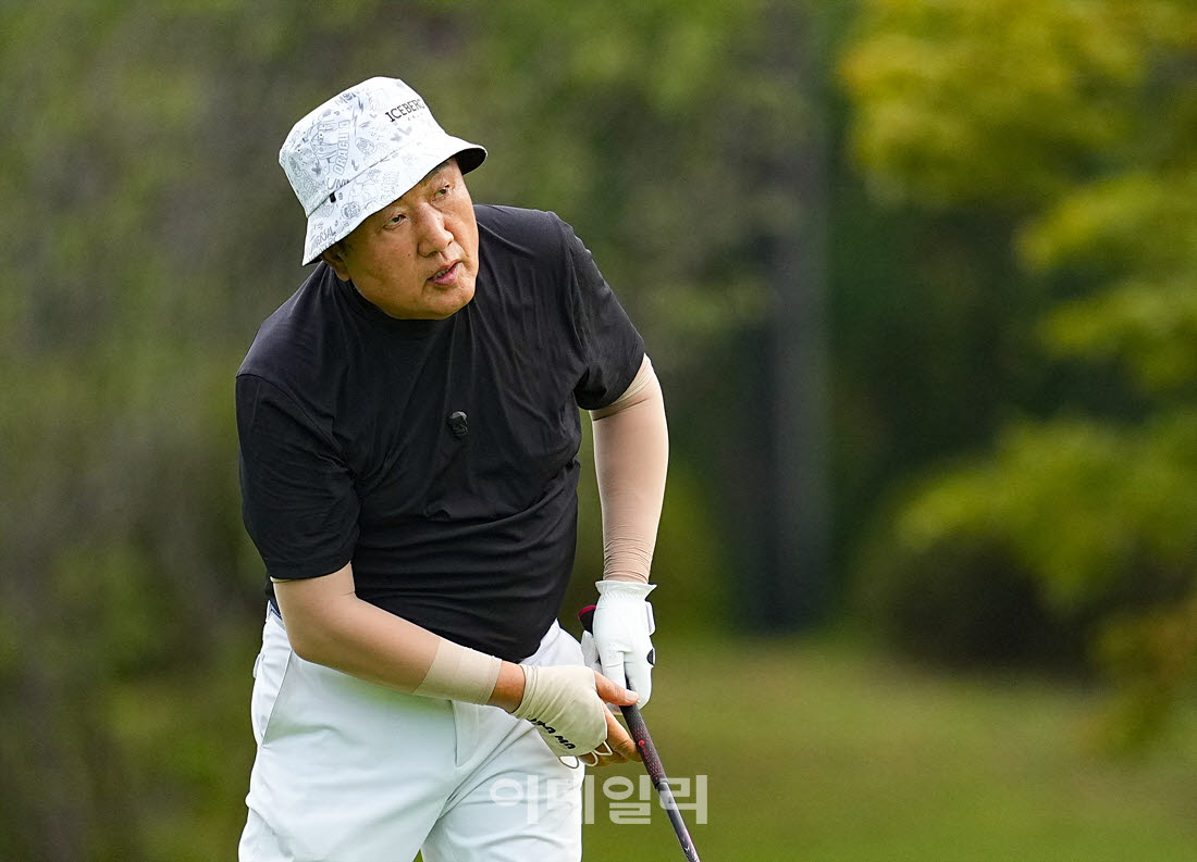 [이데일리 골프IN(경산)=조원범 기자]20일 제53회 한국시니어아마추어골프선수권대회가 대구CC에서 열린 가운데 이상원이 1번홀에서 경기를 치르고 있다.