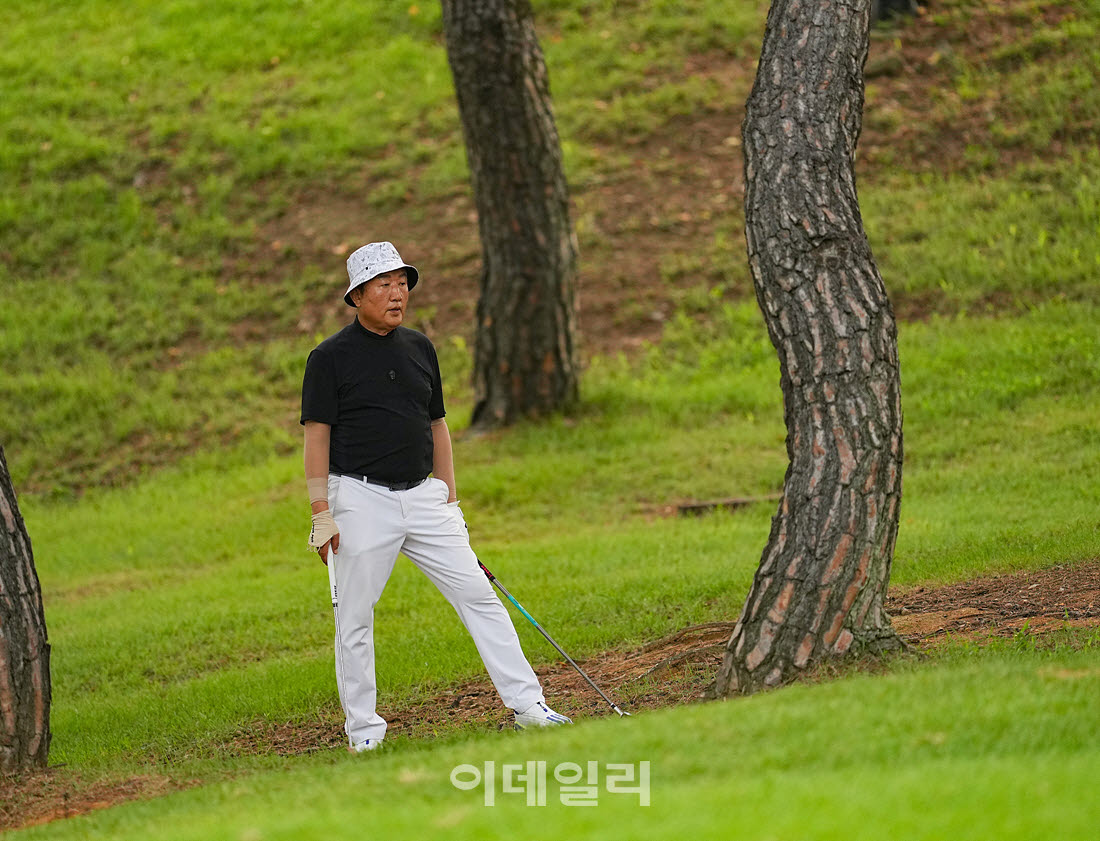 [이데일리 골프IN(경산)=조원범 기자]20일 제53회 한국시니어아마추어골프선수권대회가 대구CC에서 열린 가운데 이상원이 1번홀에서 경기를 치르고 있다.