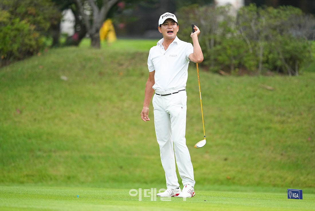 [이데일리 골프IN(경산)=조원범 기자]20일 제53회 한국시니어아마추어골프선수권대회가 대구CC에서 열린 가운데 정현오가 1번홀에서 경기를 치르고 있다.