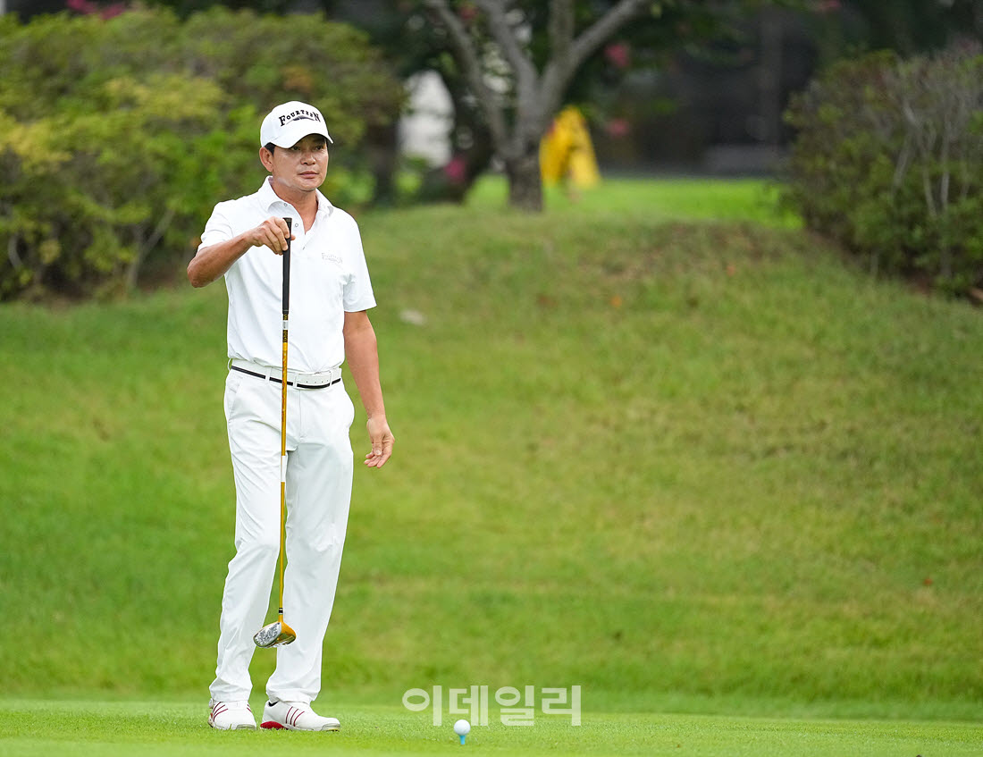 [이데일리 골프IN(경산)=조원범 기자]20일 제53회 한국시니어아마추어골프선수권대회가 대구CC에서 열린 가운데 정현오가 1번홀에서 경기를 치르고 있다.