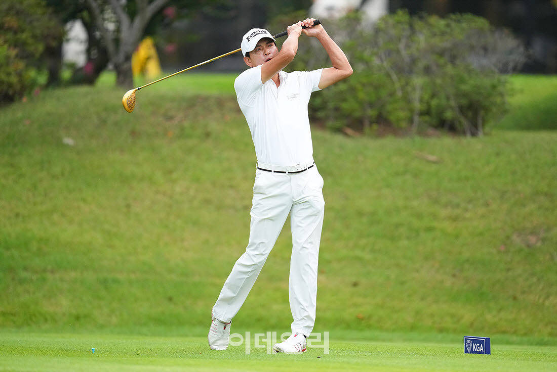 [이데일리 골프IN(경산)=조원범 기자]20일 제53회 한국시니어아마추어골프선수권대회가 대구CC에서 열린 가운데 정현오가 1번홀에서 경기를 치르고 있다.