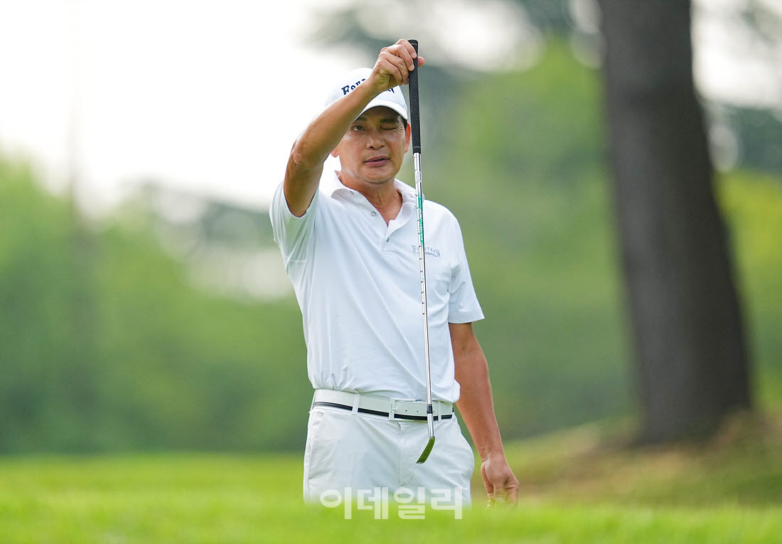 [이데일리 골프IN(경산)=조원범 기자]20일 제53회 한국시니어아마추어골프선수권대회가 대구CC에서 열린 가운데 정현오가 1번홀에서 경기를 치르고 있다.