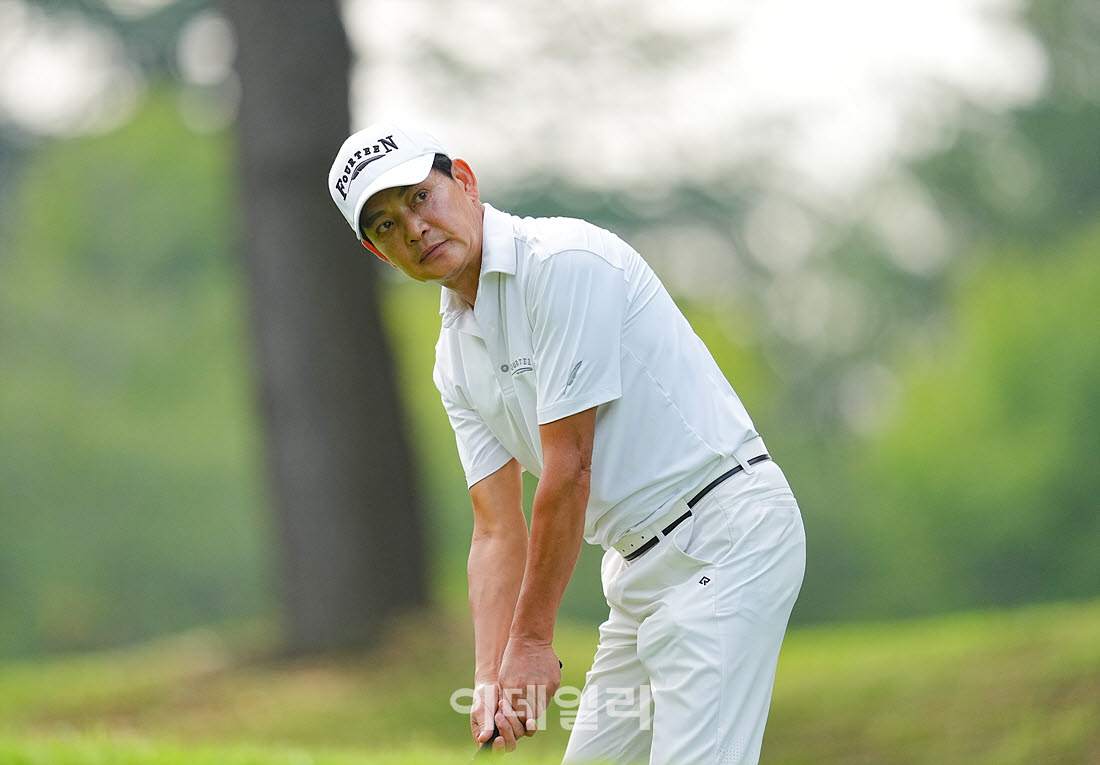 [이데일리 골프IN(경산)=조원범 기자]20일 제53회 한국시니어아마추어골프선수권대회가 대구CC에서 열린 가운데 정현오가 1번홀에서 경기를 치르고 있다.
