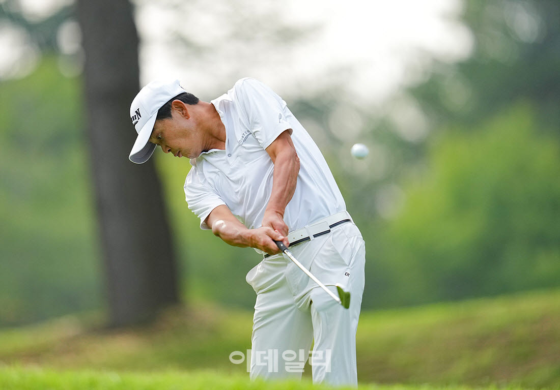 [이데일리 골프IN(경산)=조원범 기자]20일 제53회 한국시니어아마추어골프선수권대회가 대구CC에서 열린 가운데 정현오가 1번홀에서 경기를 치르고 있다.
