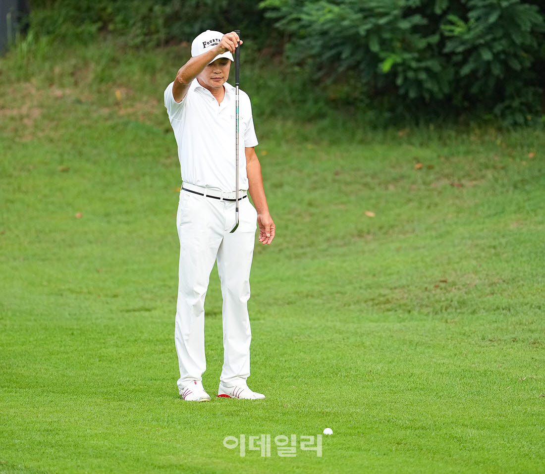 [이데일리 골프IN(경산)=조원범 기자]20일 제53회 한국시니어아마추어골프선수권대회가 대구CC에서 열린 가운데 정현오가 4번홀에서 경기를 치르고 있다.