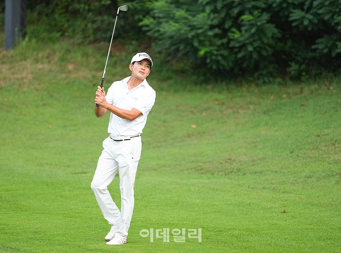[이데일리 골프IN(경산)=조원범 기자]20일 제53회 한국시니어아마추어골프선수권대회가 대구CC에서 열린 가운데 정현오가 4번홀에서 경기를 치르고 있다.