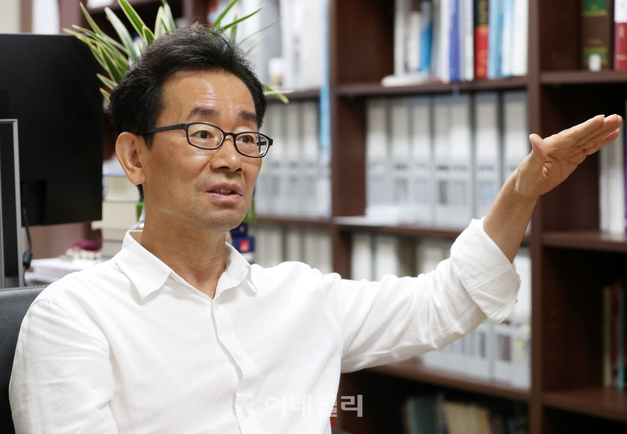 김자봉 은행법학회장이 서울 중구 은행회관에서 이데일리와 인터뷰를 진행하고 있다.(사진=김태형 기자)