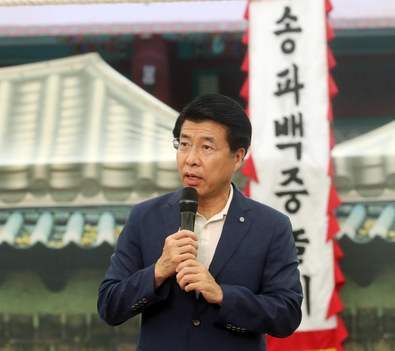 서강석 송파구청장이 2023년 송파백중놀이에서 인사말을 하고 있다. (사진=송파구)