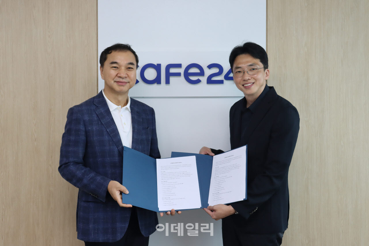 김재은(오른쪽) 카페24 비즈플랫폼팀 총괄팀장과 노수열 한국직업전문학교 대표가 AI 인재 양성을 위한 산학협력 업무협약(MOU)을 체결하고 있다.(사진=카페24)