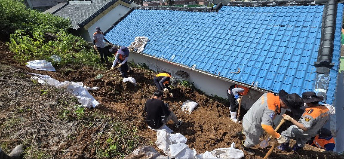 경남소방본부 의용소방대원이 경남 통영시 도천마을에서 토사 제거 작업을 하고 있다.(사진=경남소방본부)