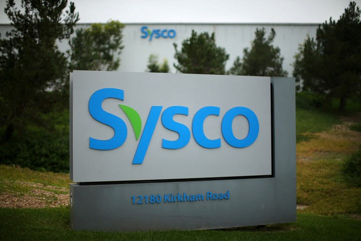 미국 캘리포니아주 포웨이에 위치한 시스코(Sysco)의 한 물류 센터 외부에 시스코 간판이 보인다. (사진=로이터)